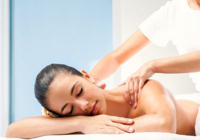 Chiropractor-with-massage-therapy